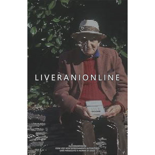 RETROSPETTIVA ATTILIO BERTOLUCCI POETA NELLA FOTO ATTILIO BERTOLUCCI NELLA SUA ABITAZIONE A CASAROLA PROVINCIA DI PARMA AG ALDO LIVERANI SAS