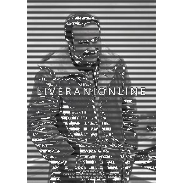 RETROSPETTIVA LUCIO DALLA CANTANTE NELLA FOTO LUCIO DALLA A ROMA SUL TEVERE NELL\'ANNO 1968 AG ALDO LIVERANI SAS 