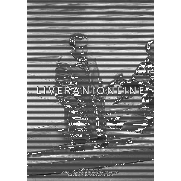 RETROSPETTIVA LUCIO DALLA CANTANTE NELLA FOTO LUCIO DALLA A ROMA SUL TEVERE NELL\'ANNO 1968 AG ALDO LIVERANI SAS 