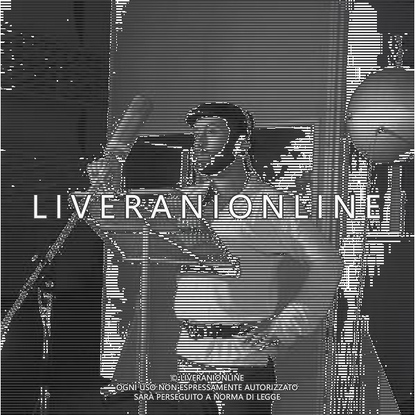 RETROSPETTIVA LUCIO DALLA CANTANTE NELLA FOTO LUCIO DALLA CON RON A MILANO NELL\'ANNO 1971  AG ALDO LIVERANI SAS 