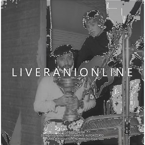 RETROSPETTIVA LUCIO DALLA CANTANTE NELLA FOTO LUCIO DALLA CON RON A MILANO NELL\'ANNO 1971  AG ALDO LIVERANI SAS 