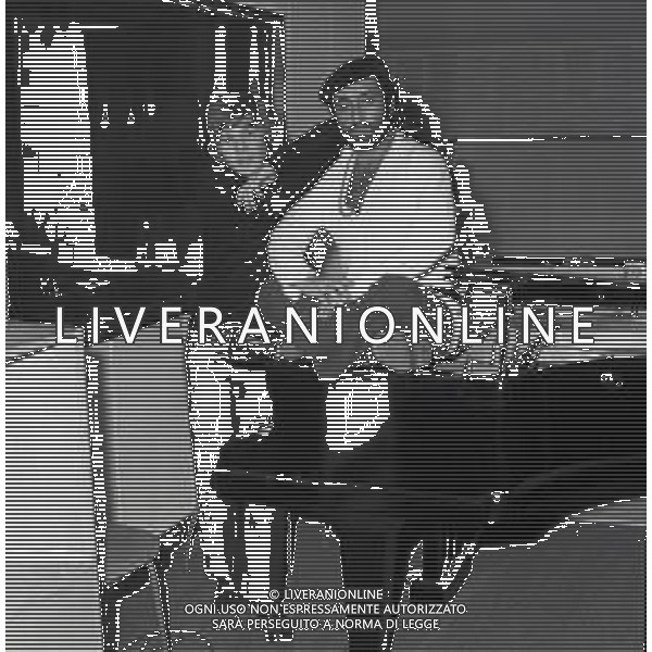 RETROSPETTIVA LUCIO DALLA CANTANTE NELLA FOTO LUCIO DALLA CON RON A MILANO NELL\'ANNO 1971  AG ALDO LIVERANI SAS 