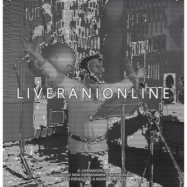 RETROSPETTIVA LUCIO DALLA CANTANTE NELLA FOTO LUCIO DALLA CON RON A MILANO NELL\'ANNO 1971  AG ALDO LIVERANI SAS 