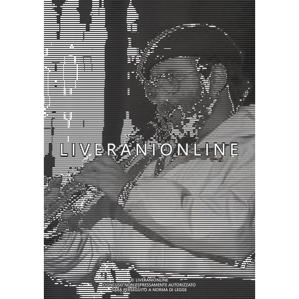 RETROSPETTIVA LUCIO DALLA CANTANTE NELLA FOTO LUCIO DALLA A MILANO NELL\'ANNO 1981 CONCERTO IN PIAZZA DUOMO AG ALDO LIVERANI SAS  