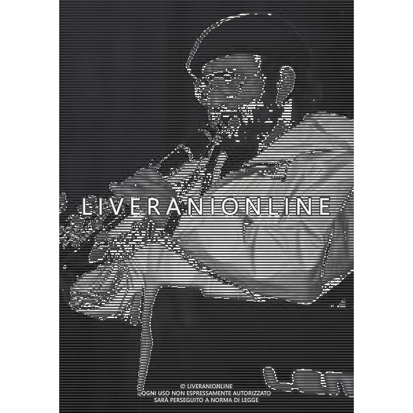 RETROSPETTIVA LUCIO DALLA CANTANTE NELLA FOTO LUCIO DALLA A MILANO NELL\'ANNO 1981 CONCERTO IN PIAZZA DUOMO AG ALDO LIVERANI SAS  
