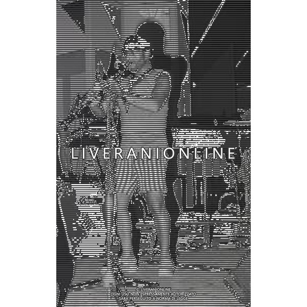 RETROSPETTIVA LUCIO DALLA CANTANTE NELLA FOTO LUCIO DALLA A VIAREGGIO ALA BUSSOLA NELL\'ANNO 1981  AG ALDO LIVERANI SAS 
