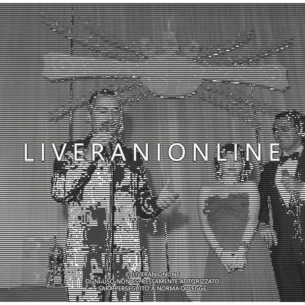 1974 SAINT VINCENT PREMIO "LE GROLLE D\'ORO " NELLA FOTO NINO MANFREDI CON ADRIANA ASTI AG ALDO LIVERANI SAS