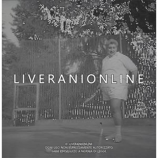 RETROSPETTIVA GINO BRAMIERI ATTORE NELLA FOTO GINO BRAMIERI A CUNARDO IL 02-08-1964 GIOCA A TENNIS CON IL FIGLIO CESARE AG ALDO LIVERANI SAS