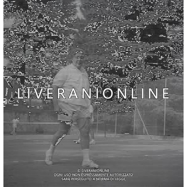 RETROSPETTIVA GINO BRAMIERI ATTORE NELLA FOTO GINO BRAMIERI A CUNARDO IL 02-08-1964 GIOCA A TENNIS CON IL FIGLIO CESARE AG ALDO LIVERANI SAS