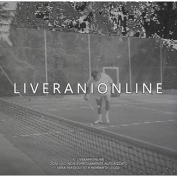 RETROSPETTIVA GINO BRAMIERI ATTORE NELLA FOTO GINO BRAMIERI A CUNARDO IL 02-08-1964 GIOCA A TENNIS CON IL FIGLIO CESARE AG ALDO LIVERANI SAS