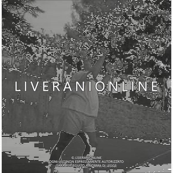 RETROSPETTIVA GINO BRAMIERI ATTORE NELLA FOTO GINO BRAMIERI A CUNARDO IL 02-08-1964 GIOCA A TENNIS CON IL FIGLIO CESARE AG ALDO LIVERANI SAS