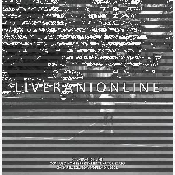 RETROSPETTIVA GINO BRAMIERI ATTORE NELLA FOTO GINO BRAMIERI A CUNARDO IL 02-08-1964 GIOCA A TENNIS CON IL FIGLIO CESARE AG ALDO LIVERANI SAS