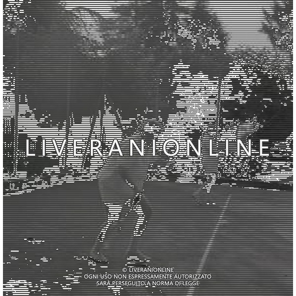 RETROSPETTIVA GINO BRAMIERI ATTORE NELLA FOTO GINO BRAMIERI A CUNARDO IL 02-08-1964 GIOCA A TENNIS CON IL FIGLIO CESARE AG ALDO LIVERANI SAS