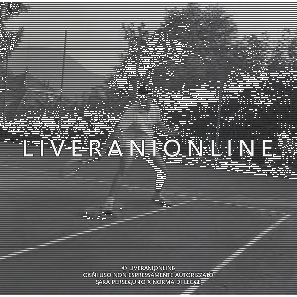 RETROSPETTIVA GINO BRAMIERI ATTORE NELLA FOTO GINO BRAMIERI A CUNARDO IL 02-08-1964 GIOCA A TENNIS CON IL FIGLIO CESARE AG ALDO LIVERANI SAS