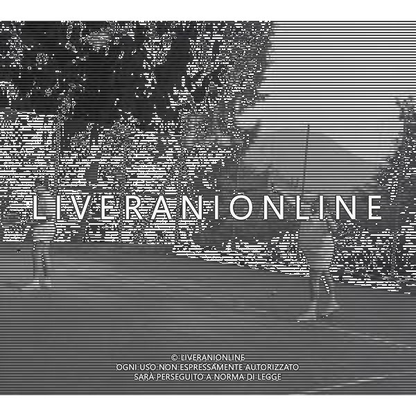 RETROSPETTIVA GINO BRAMIERI ATTORE NELLA FOTO GINO BRAMIERI A CUNARDO IL 02-08-1964 GIOCA A TENNIS CON IL FIGLIO CESARE AG ALDO LIVERANI SAS