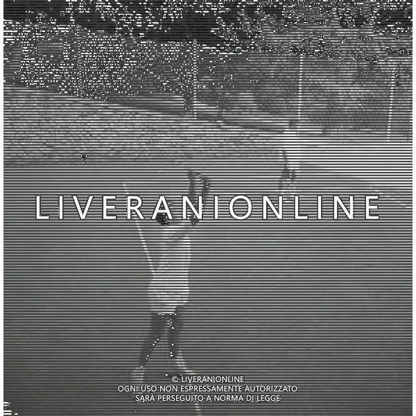 RETROSPETTIVA GINO BRAMIERI ATTORE NELLA FOTO GINO BRAMIERI A CUNARDO IL 02-08-1964 GIOCA A TENNIS CON IL FIGLIO CESARE AG ALDO LIVERANI SAS