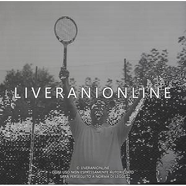 RETROSPETTIVA GINO BRAMIERI ATTORE NELLA FOTO GINO BRAMIERI A CUNARDO IL 02-08-1964 GIOCA A TENNIS CON IL FIGLIO CESARE AG ALDO LIVERANI SAS