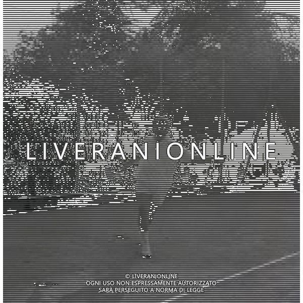 RETROSPETTIVA GINO BRAMIERI ATTORE NELLA FOTO GINO BRAMIERI A CUNARDO IL 02-08-1964 GIOCA A TENNIS CON IL FIGLIO CESARE AG ALDO LIVERANI SAS