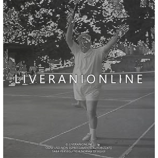 RETROSPETTIVA GINO BRAMIERI ATTORE NELLA FOTO GINO BRAMIERI A CUNARDO IL 02-08-1964 GIOCA A TENNIS CON IL FIGLIO CESARE AG ALDO LIVERANI SAS