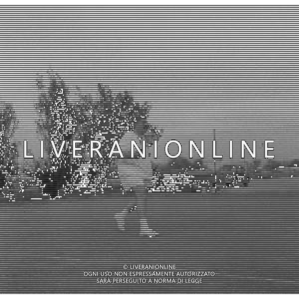 RETROSPETTIVA GINO BRAMIERI ATTORE NELLA FOTO GINO BRAMIERI A CESENATICO MENTRE GIOCA A TENNIS NELL\'ANNO 1964 AG ALDO LIVERANI SAS 