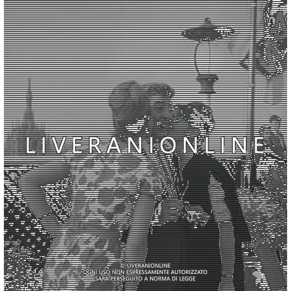 RETROSPETTIVA GINO BRAMIERI ATTORE NELLA FOTO GINO BRAMIERI A MILANO A TERRAZZA MARTINI NELL\'ANNO 1964 CON GABRIELLA FARINON E LAZZARINO AG ALDO LIVERANI SAS 