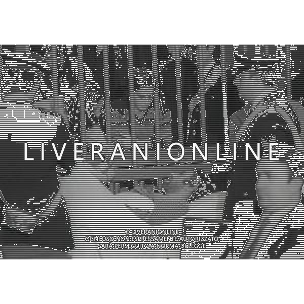 RETROSPETTIVA CORRADO ALUNNI TERRORISTA E AFFILIATO ALLE BRIGATE ROSSE NELLA FOTO CORRADO ALUNNI NELL\'ANNO 1980 IN TRIBUNALE A MILANO FERITO DOPO L\'EVASIONE DAL CARCERE DI SAN VITTORE AG ALDO LIVERANI SAS 