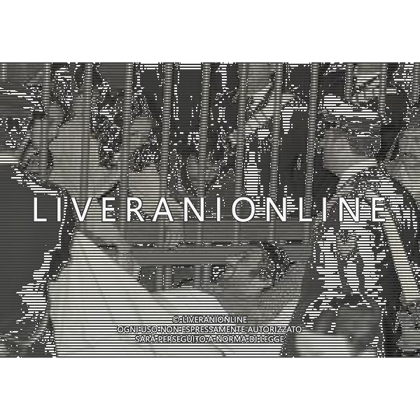 RETROSPETTIVA CORRADO ALUNNI TERRORISTA E AFFILIATO ALLE BRIGATE ROSSE NELLA FOTO CORRADO ALUNNI CON MARINA ZONI NELL\'ANNO 1980 IN TRIBUNALE A MILANO FERITO DOPO L\'EVASIONE DAL CARCERE DI SAN VITTORE AG ALDO LIVERANI SAS 