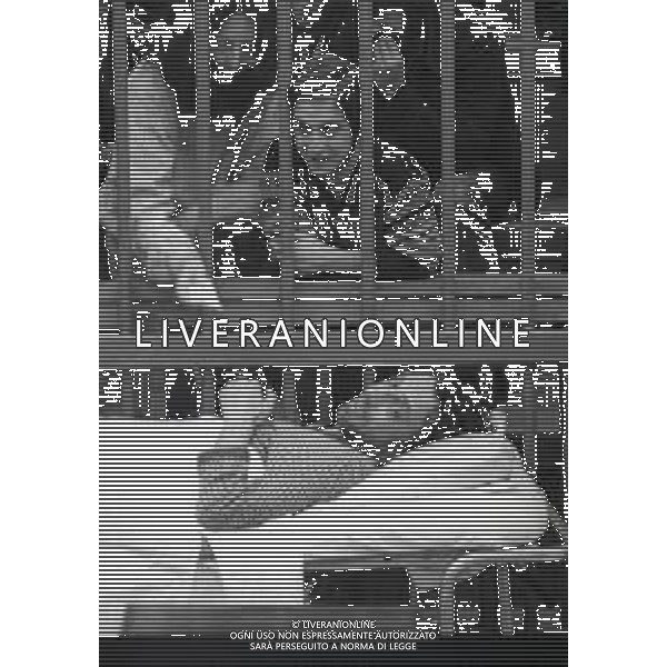 RETROSPETTIVA CORRADO ALUNNI TERRORISTA E AFFILIATO ALLE BRIGATE ROSSE NELLA FOTO CORRADO ALUNNI CON MARINA ZONI NELL\'ANNO 1980 IN TRIBUNALE A MILANO FERITO DOPO L\'EVASIONE DAL CARCERE DI SAN VITTORE AG ALDO LIVERANI SAS 