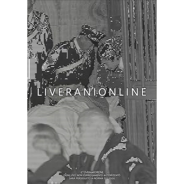 RETROSPETTIVA CORRADO ALUNNI TERRORISTA E AFFILIATO ALLE BRIGATE ROSSE NELLA FOTO CORRADO ALUNNI NELL\'ANNO 1980 IN TRIBUNALE A MILANO FERITO DOPO L\'EVASIONE DAL CARCERE DI SAN VITTORE AG ALDO LIVERANI SAS 
