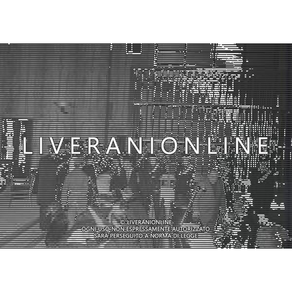 RETROSPETTIVA CORRADO ALUNNI TERRORISTA E AFFILIATO ALLE BRIGATE ROSSE NELLA FOTO CORRADO ALUNNI NELL\'ANNO 1980 IN TRIBUNALE A MILANO FERITO DOPO L\'EVASIONE DAL CARCERE DI SAN VITTORE AG ALDO LIVERANI SAS 