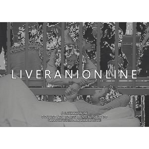RETROSPETTIVA CORRADO ALUNNI TERRORISTA E AFFILIATO ALLE BRIGATE ROSSE NELLA FOTO CORRADO ALUNNI CON MARINA ZONI NELL\'ANNO 1980 IN TRIBUNALE A MILANO FERITO DOPO L\'EVASIONE DAL CARCERE DI SAN VITTORE AG ALDO LIVERANI SAS 
