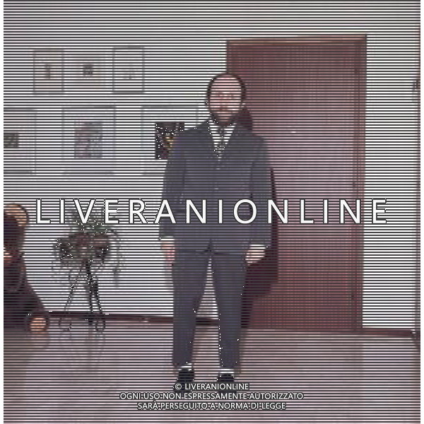 RETROSPETTIVA ENRICO BERUSCHI COMICO NELLA FOTO NELLA SUA ABITAZIONE NEL 1975 ©Archivio Giovanni Liverani/AGENZIA ALDO LIVERANI SAS