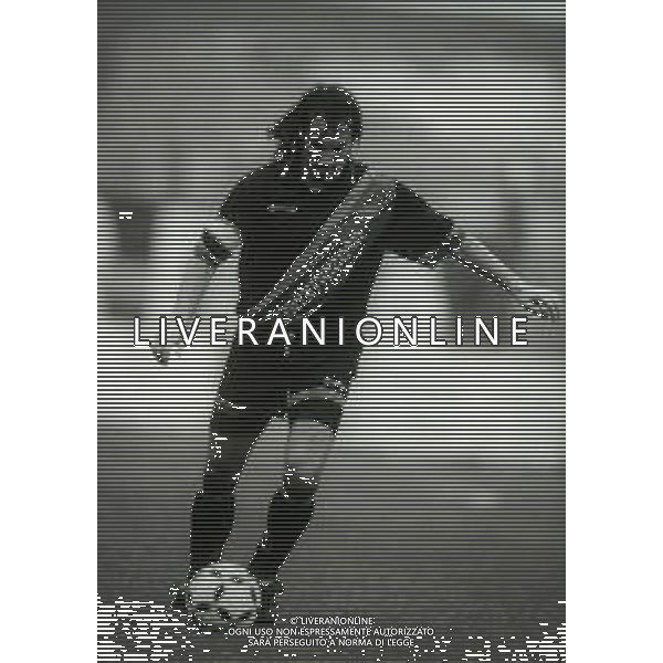 RETROSPETTIVA PIETRO MARIANI CALCIATORE NELLA FOTO PIETRO MARIANI CON LA MAGLIA DEL VENEZIA CALCIO NELL\'ANNO 1993-1994 AG ALDO LIVERANI SAS