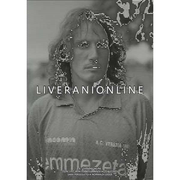 RETROSPETTIVA PIETRO MARIANI CALCIATORE NELLA FOTO PIETRO MARIANI CON LA MAGLIA DEL VENEZIA CALCIO NELL\'ANNO 1993-1994 AG ALDO LIVERANI SAS