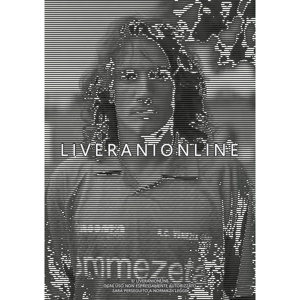 RETROSPETTIVA PIETRO MARIANI CALCIATORE NELLA FOTO PIETRO MARIANI CON LA MAGLIA DEL VENEZIA CALCIO NELL\'ANNO 1993-1994 AG ALDO LIVERANI SAS