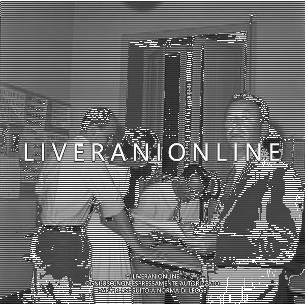REDAZIONE DEL SETTIMANALE "L\'ESPRESSO" A ROMA NEGLI ANNI 1950-1960 NELLA FOTO IL FONDATORE EUGENIO SCALFARI GIORNALISTA CON FLAMINIA DENTICE E COLLEGHI ©Archivio Giovanni Liverani/AG ALDO LIVERANI SAS