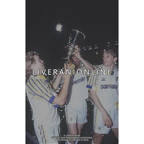 RETROSPETTIVA AGOSTINI MASSIMO CALCIATORE NELLA FOTO MASSIMO AGOSTINI CON LA MAGLIA DEL PARMA CALCIO VINCE LA COPPA ITALIA AG ALDO LIVERANI SAS