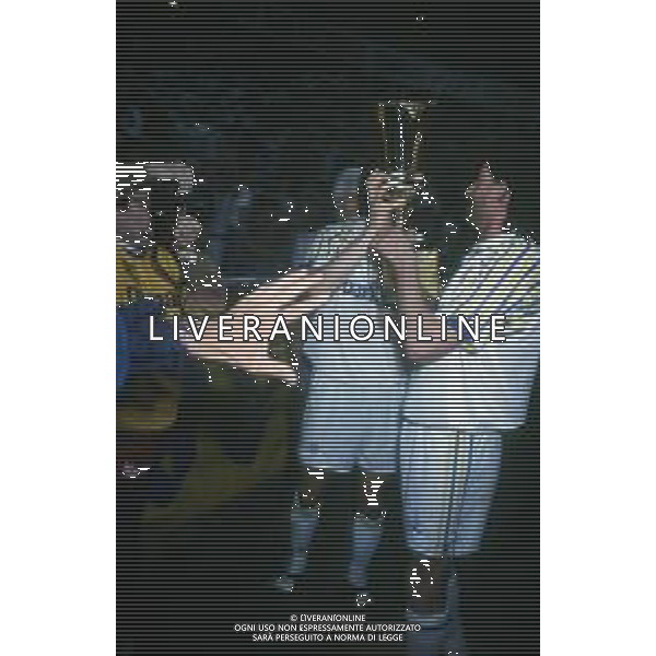 RETROSPETTIVA AGOSTINI MASSIMO CALCIATORE NELLA FOTO MASSIMO AGOSTINI CON LA MAGLIA DEL PARMA CALCIO VINCE LA COPPA ITALIA AG ALDO LIVERANI SAS