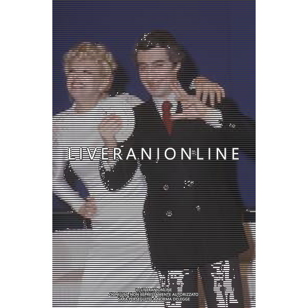 RETROSPETTIVA TONY BINARELLI PRESTIGIATORE NELLA FOTO CON SANDRA MILO NEL 1982 AGENZIA ALDO LIVERANI SAS