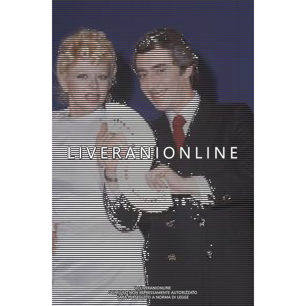 RETROSPETTIVA TONY BINARELLI PRESTIGIATORE NELLA FOTO CON SANDRA MILO NEL 1982 AGENZIA ALDO LIVERANI SAS