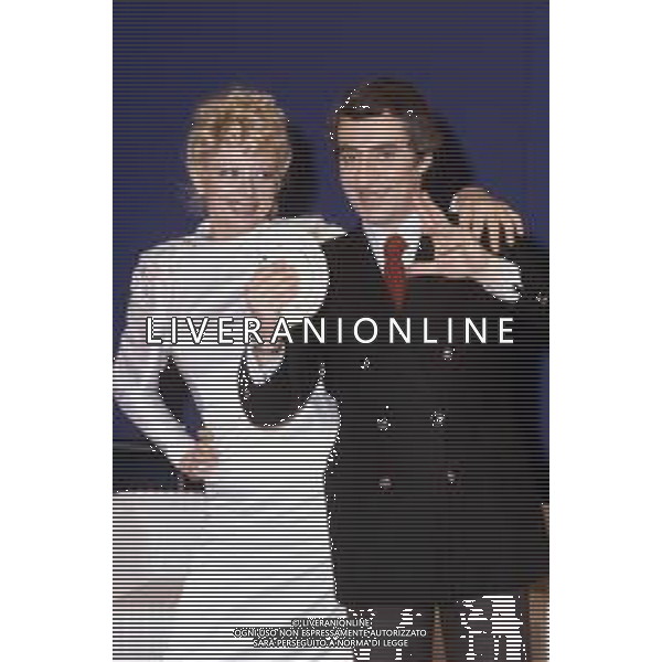 RETROSPETTIVA TONY BINARELLI PRESTIGIATORE NELLA FOTO CON SANDRA MILO NEL 1982 AGENZIA ALDO LIVERANI SAS