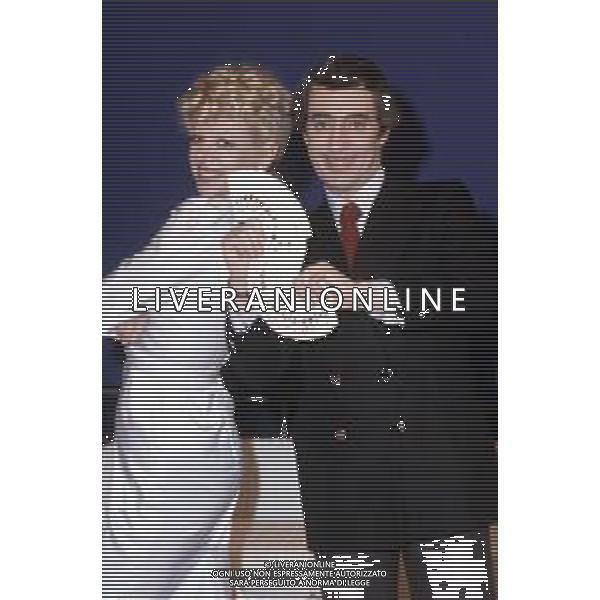 RETROSPETTIVA TONY BINARELLI PRESTIGIATORE NELLA FOTO CON SANDRA MILO NEL 1982 AGENZIA ALDO LIVERANI SAS