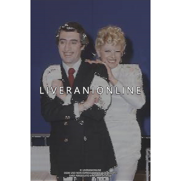 RETROSPETTIVA TONY BINARELLI PRESTIGIATORE NELLA FOTO CON SANDRA MILO NEL 1982 AGENZIA ALDO LIVERANI SAS