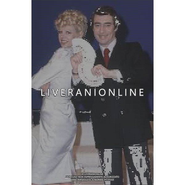 RETROSPETTIVA TONY BINARELLI PRESTIGIATORE NELLA FOTO CON SANDRA MILO NEL 1982 AGENZIA ALDO LIVERANI SAS