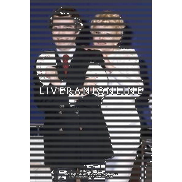 RETROSPETTIVA TONY BINARELLI PRESTIGIATORE NELLA FOTO CON SANDRA MILO NEL 1982 AGENZIA ALDO LIVERANI SAS