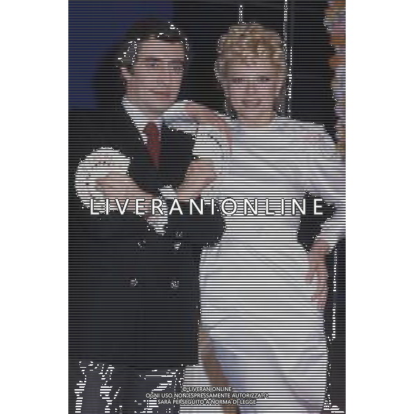 RETROSPETTIVA TONY BINARELLI PRESTIGIATORE NELLA FOTO CON SANDRA MILO NEL 1982 AGENZIA ALDO LIVERANI SAS