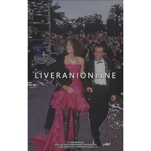 RETROSPETTIVA MARISA BERENSON ATTRICE NELLA FOTO MARISA BERENSON NELL\'ANNO 1987 CON BERNARD MONTIEL A CANNES AG ALDO LIVERANI SAS  