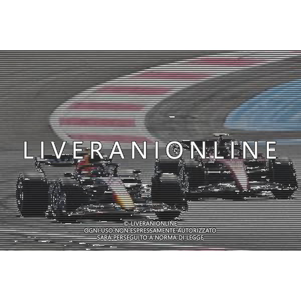 Sergio Perez (MEX) Red Bull Racing RB18 and Carlos Sainz Jr (ESP) Ferrari F1-75 battle for position. 24.07.2022. Formula 1 World Championship, Rd 12, French Grand Prix, Paul Ricard, France, Race Day. - www.xpbimages.com, EMail: requests@xpbimages.com © Copyright: Coates / XPB Images/ AGENZIA ALDO LIVERANI SAS - ITALY ONLY EDITORIAL USE ONLY