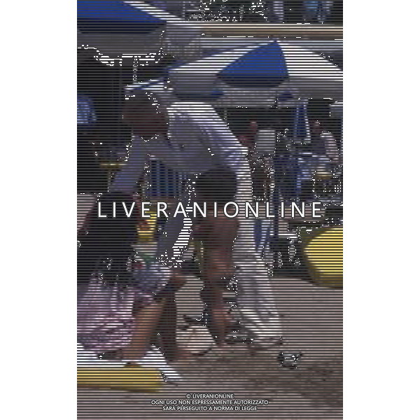 RETROSPETTIVA KLAUS KINSKI ATTORE NELLA FOTO KLAUS KINSKI A CANNES NELL\'ANNO 1980 CON LA FAMIGLIA IN SPIAGGIA FOTO ENRICO LIVERANI-AG ALDO LIVERANI SAS