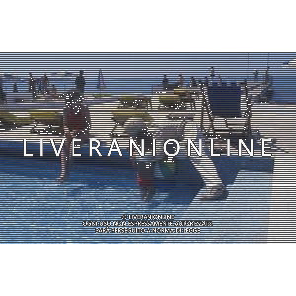 RETROSPETTIVA KLAUS KINSKI ATTORE NELLA FOTO KLAUS KINSKI A CANNES NELL\'ANNO 1980 CON LA FAMIGLIA IN SPIAGGIA FOTO ENRICO LIVERANI-AG ALDO LIVERANI SAS